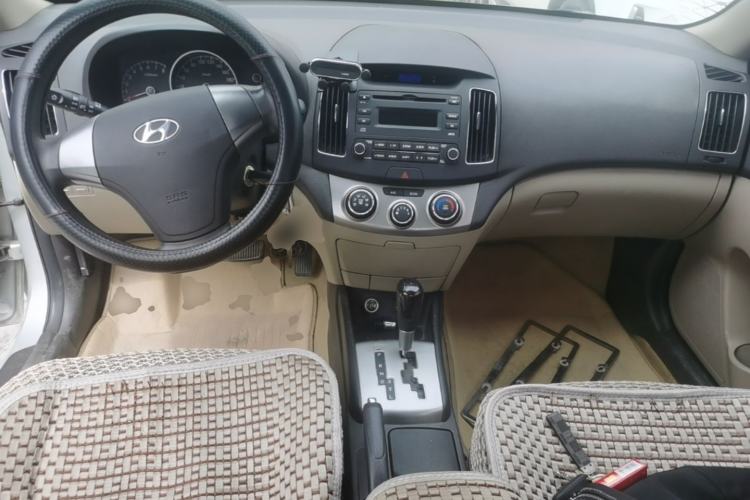 Used Hyundai Celesta 2011 1.6L Automatic Comfort Edition Center Console