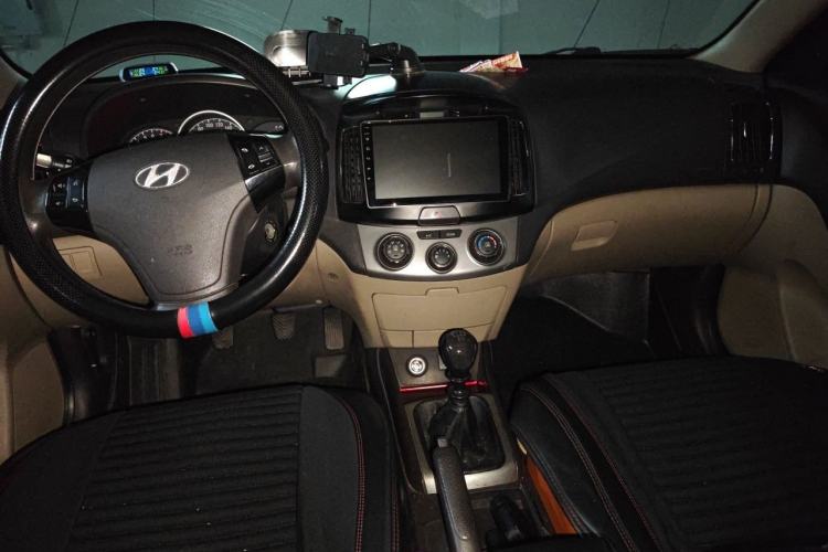 Used Hyundai Celesta 2011 1.6L Manual Luxury Model Center Console