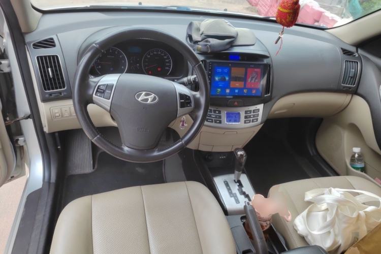 Used Hyundai Celesta 2011 1.6L Automatic Luxury Version Center Console