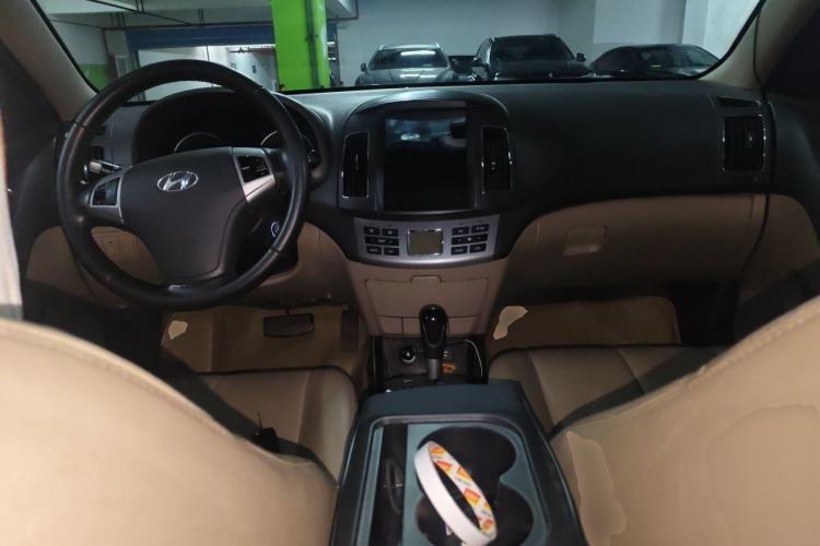 Used Hyundai Celesta 2011 1.6L Automatic Luxury Version Center Console