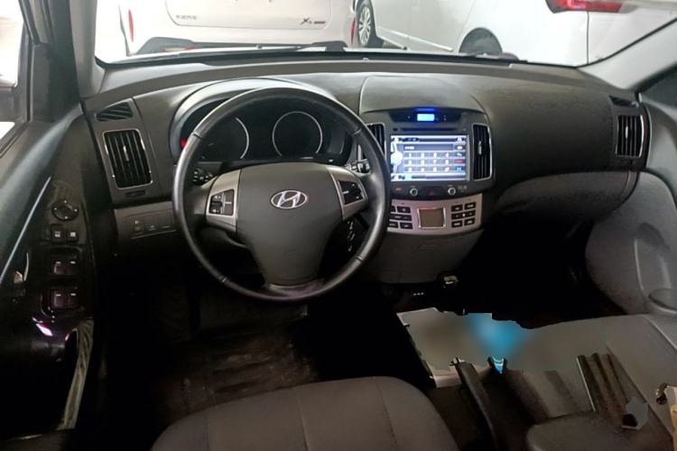 Used Hyundai Celesta 2011 1.6L Automatic Luxury Version Center Console