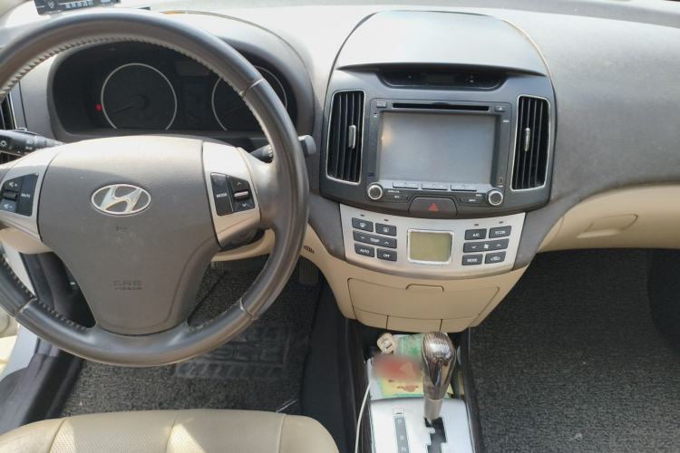 Used Hyundai Celesta 2011 1.6L Automatic Luxury Version Center Console