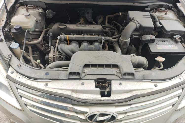 Used Hyundai Celesta 2011 1.6L Manual Luxury Model Engine Bay