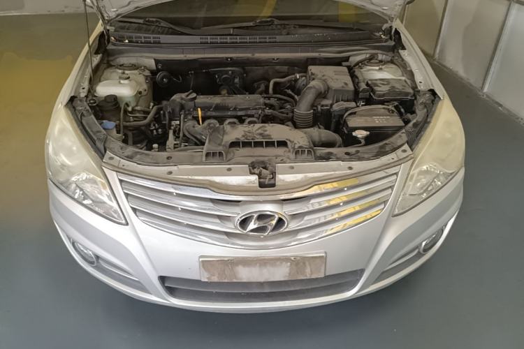 Used Hyundai Celesta 2011 1.6L Manual Luxury Model Engine Bay