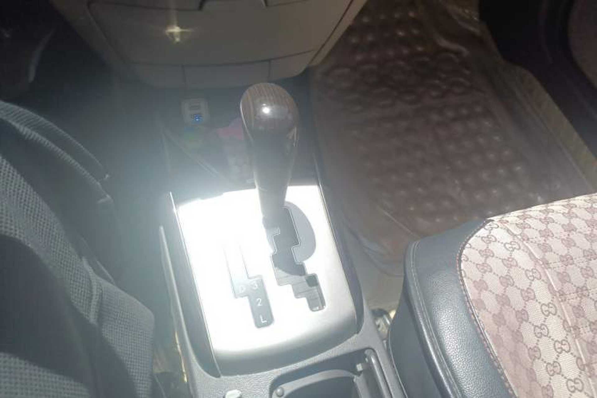 Used Hyundai Celesta 2011 1.6L Automatic Luxury Version Gear Lever