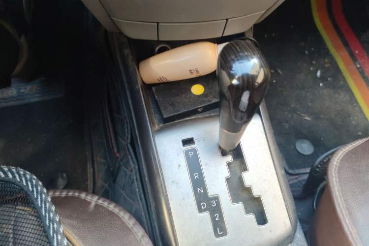 Used Hyundai Celesta 2011 1.6L Automatic Comfort Edition Gear Lever