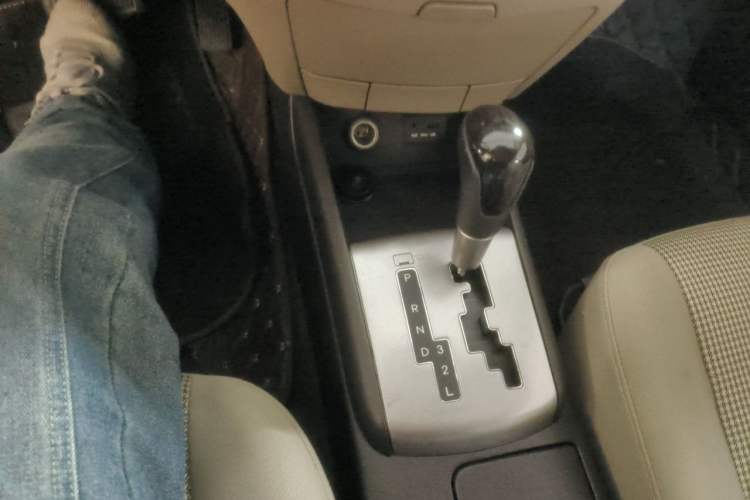 Used Hyundai Celesta 2011 1.6L Automatic Comfort Edition Gear Lever