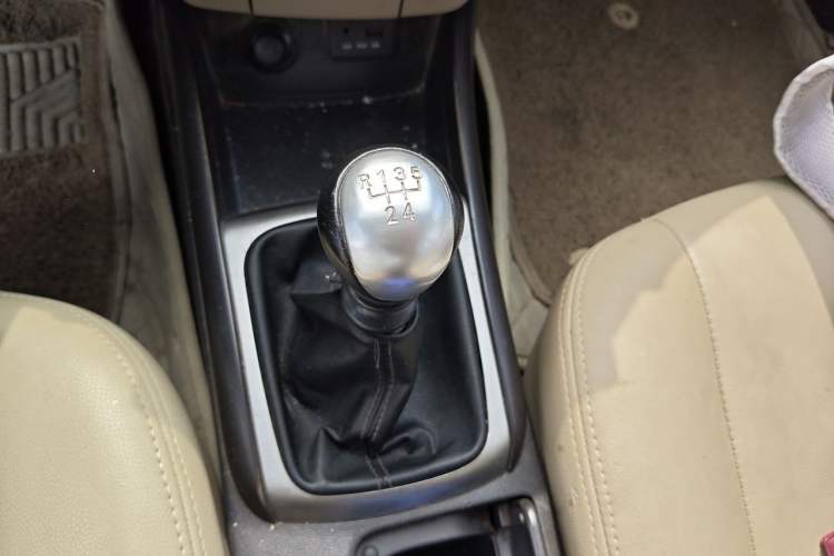 Used Hyundai Celesta 2011 1.6L Manual Comfort Edition Gear Lever