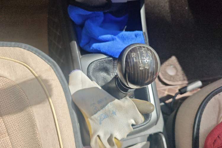 Used Hyundai Celesta 2011 1.6L Manual Comfort Edition Gear Lever