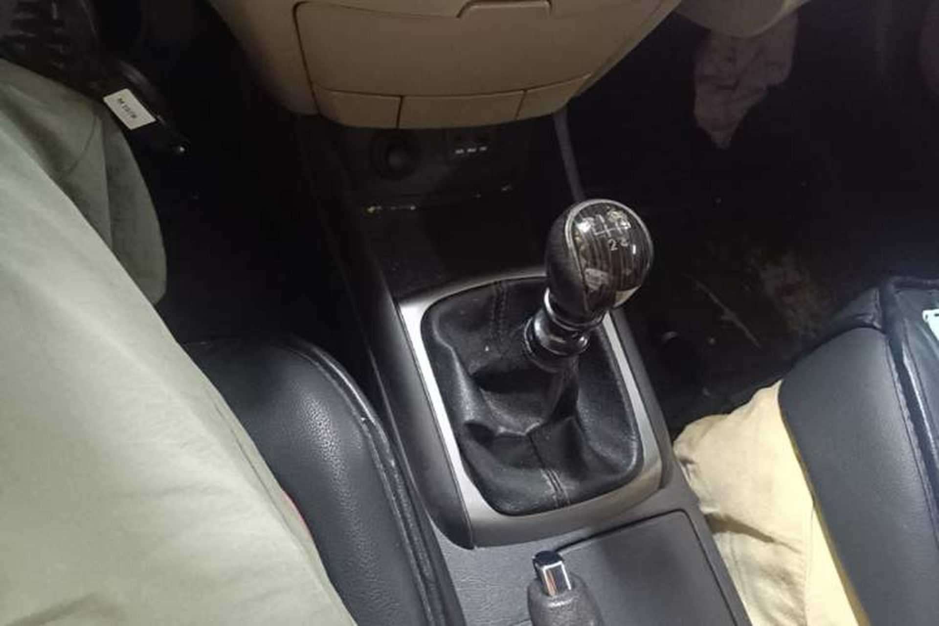 Used Hyundai Celesta 2011 1.6L Manual Luxury Model Gear Lever