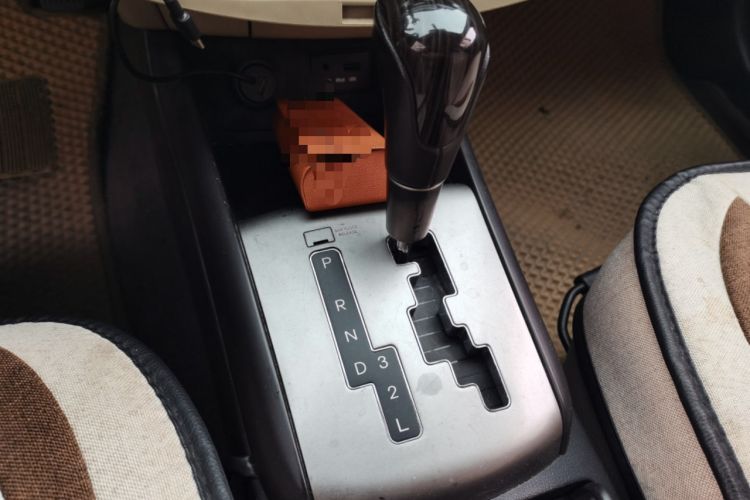 Used Hyundai Celesta 2011 1.6L Automatic Comfort Edition Gear Lever