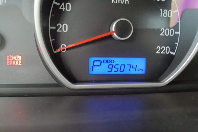 Used Hyundai Celesta 2011 1.6L Automatic Comfort Edition Odometer Close Up