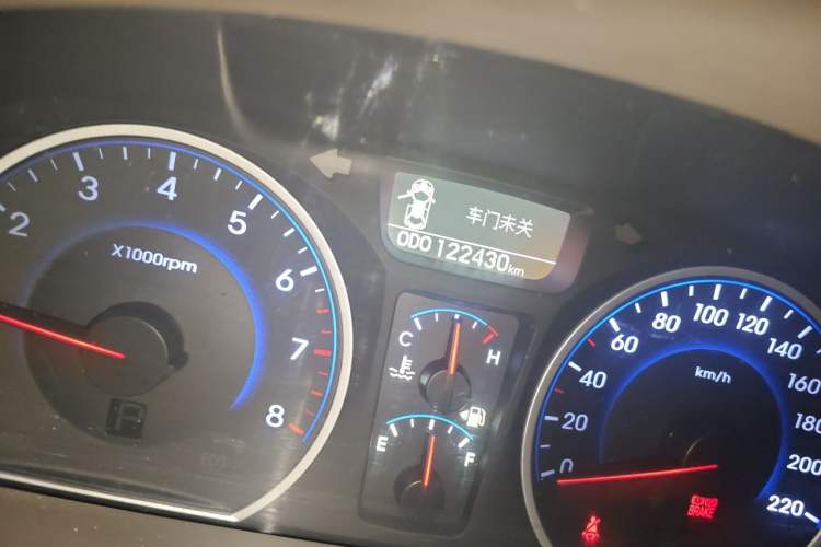 Used Hyundai Celesta 2011 1.6L Automatic Luxury Version Odometer Close Up