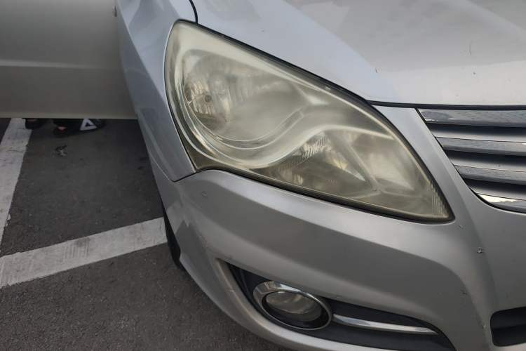 Used Hyundai Celesta 2011 1.6L Manual Comfort Edition Right Front Headlight