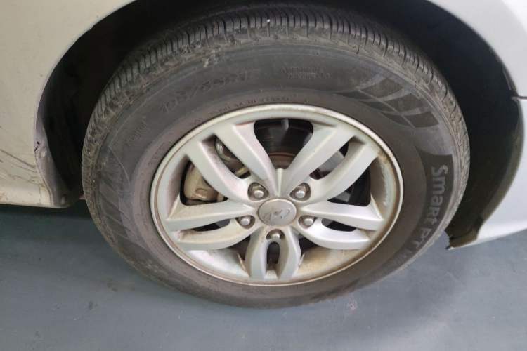 Used Hyundai Celesta 2011 1.6L Manual Luxury Model Right Front Wheel Hub