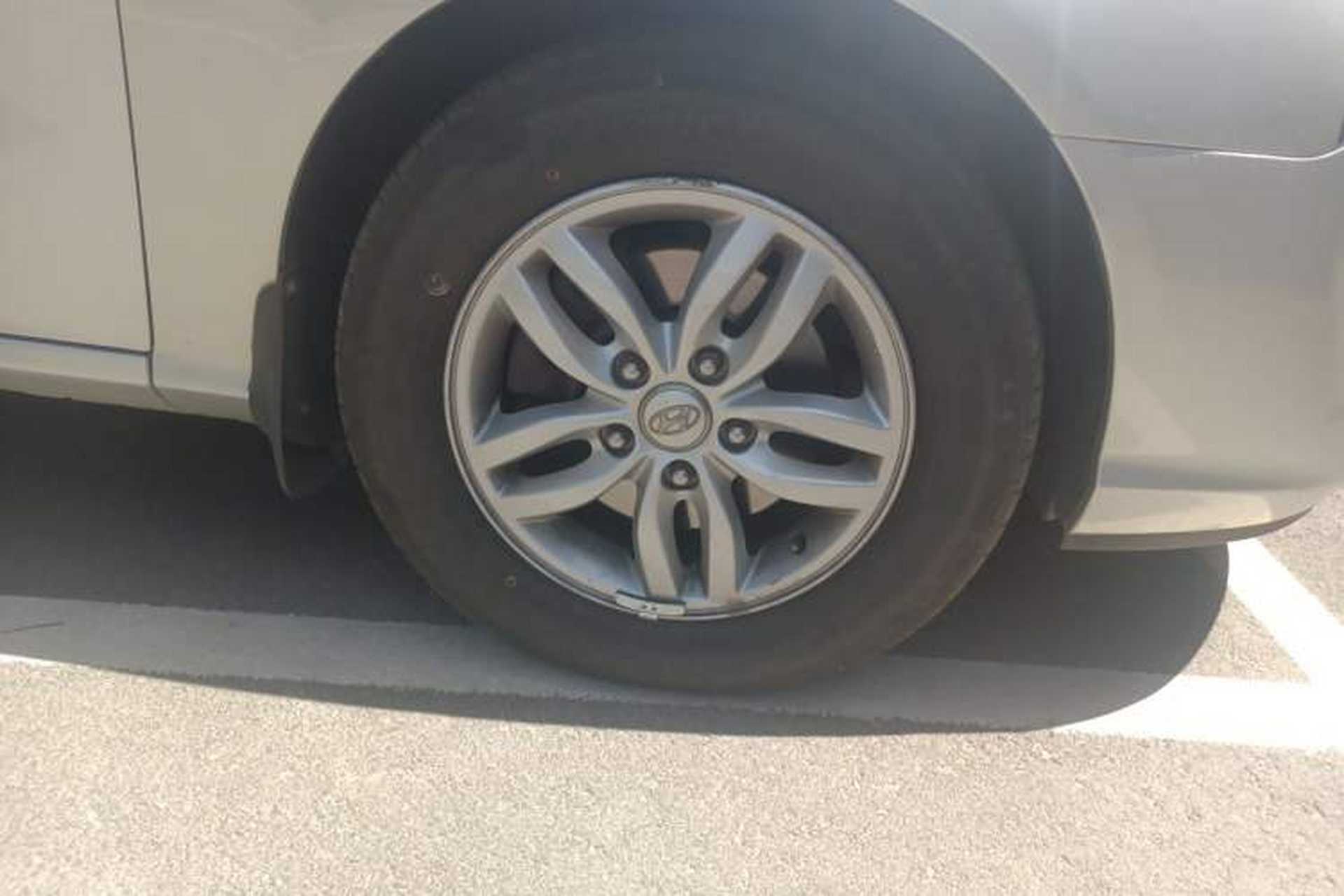 Used Hyundai Celesta 2011 1.6L Automatic Luxury Version Right Front Wheel Hub