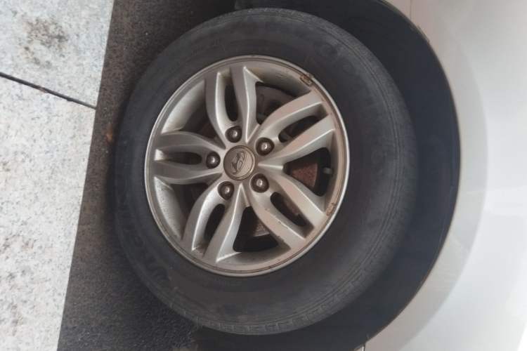 Used Hyundai Celesta 2011 1.6L Manual Luxury Model Right Front Wheel Hub