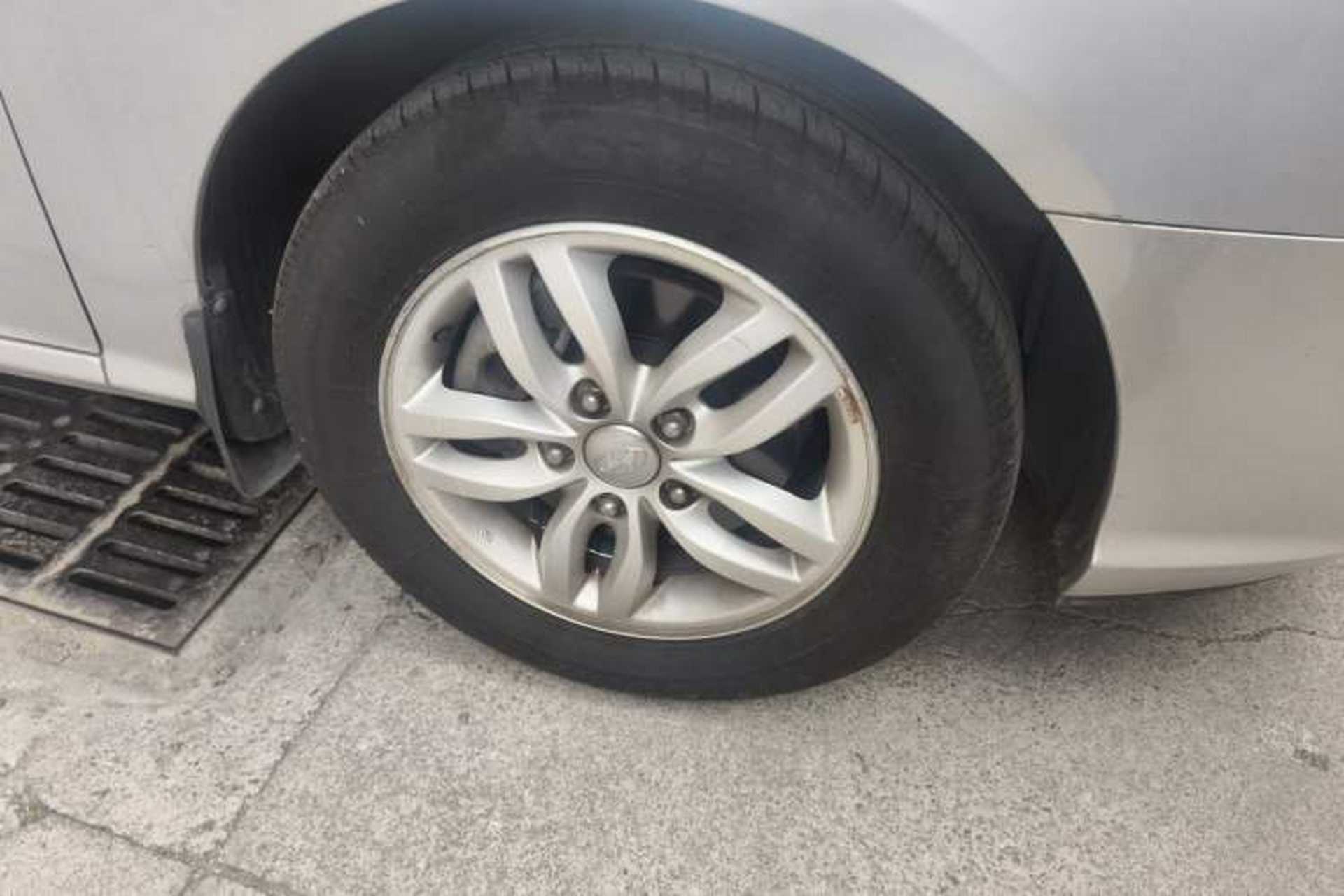 Used Hyundai Celesta 2011 1.6L Automatic Comfort Edition Right Front Wheel Hub