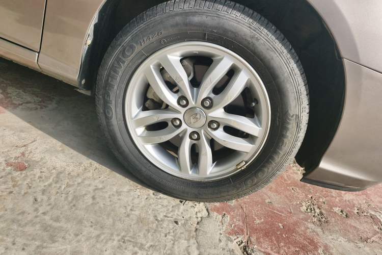 Used Hyundai Celesta 2011 1.6L Manual Comfort Edition Right Front Wheel Hub