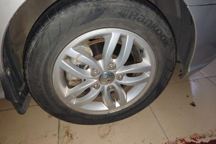 Used Hyundai Celesta 2011 1.6L Automatic Comfort Edition Right Front Wheel Hub