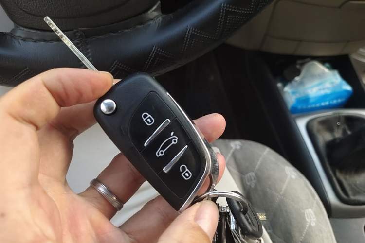 Used Hyundai Celesta 2011 1.6L Manual Comfort Edition Vehicle Key