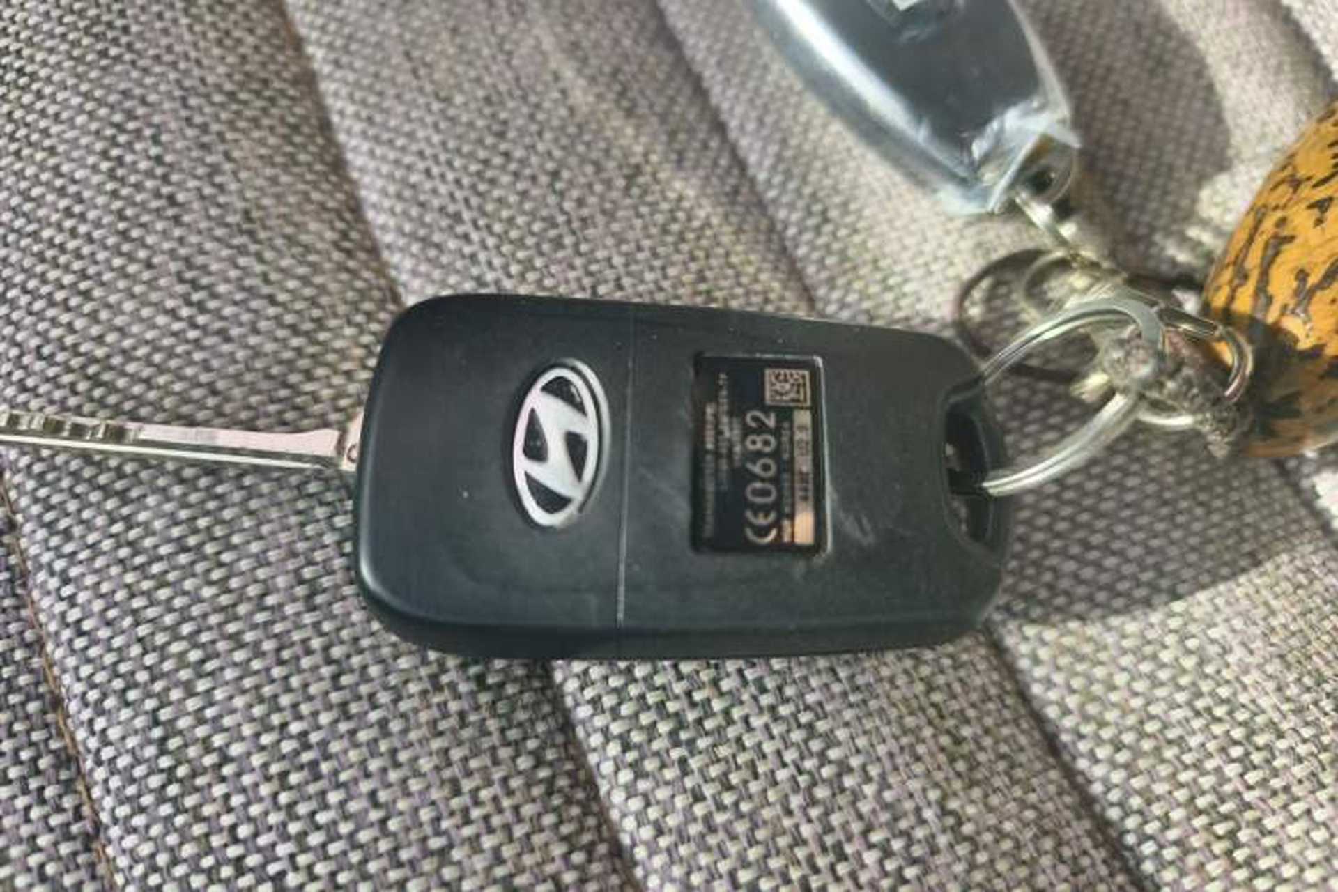 Used Hyundai Celesta 2011 1.6L Manual Comfort Edition Vehicle Key