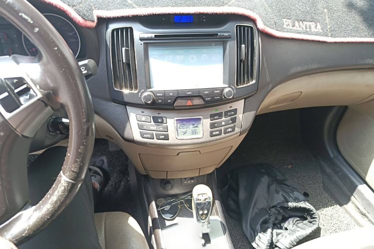 Used Hyundai Celesta 2011 1.6L Automatic Top-Tier Version Audio And AC Panel