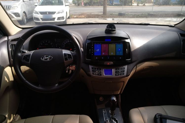 Used Hyundai Celesta 2011 1.6L Automatic Luxury Version Center Console