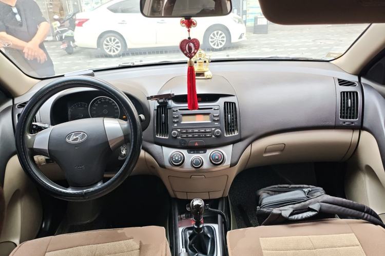 Used Hyundai Celesta 2011 1.6L Manual Luxury Model Center Console