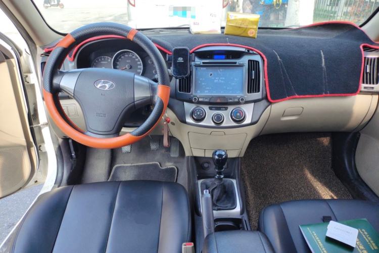 Used Hyundai Celesta 2011 1.6L Manual Luxury Model Center Console