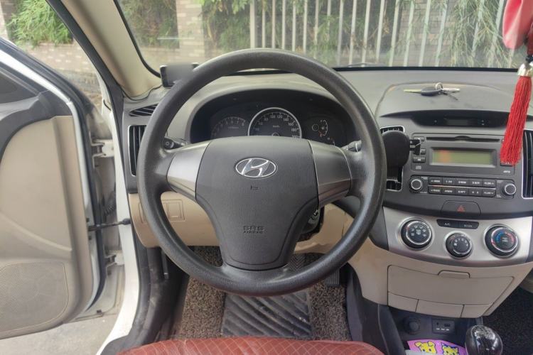 Used Hyundai Celesta 2011 1.6L Manual Comfort Edition Center Console