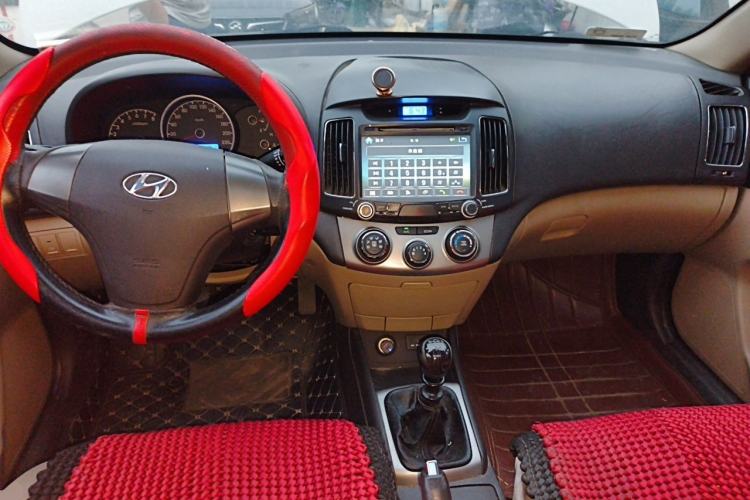 Used Hyundai Celesta 2011 1.6L Manual Luxury Model Center Console