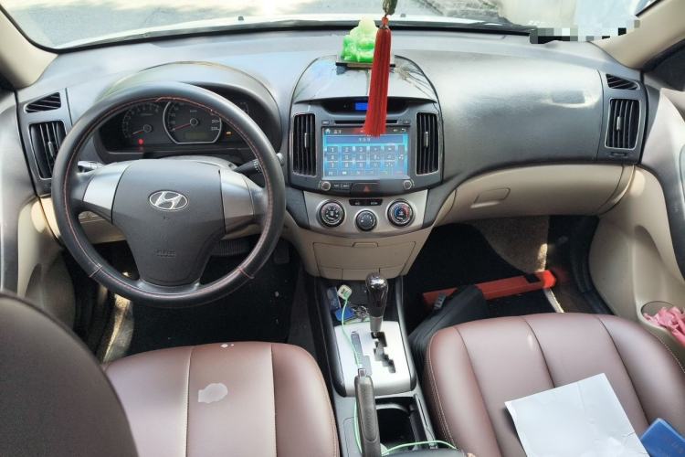 Used Hyundai Celesta 2011 1.6L Automatic Comfort Edition Center Console