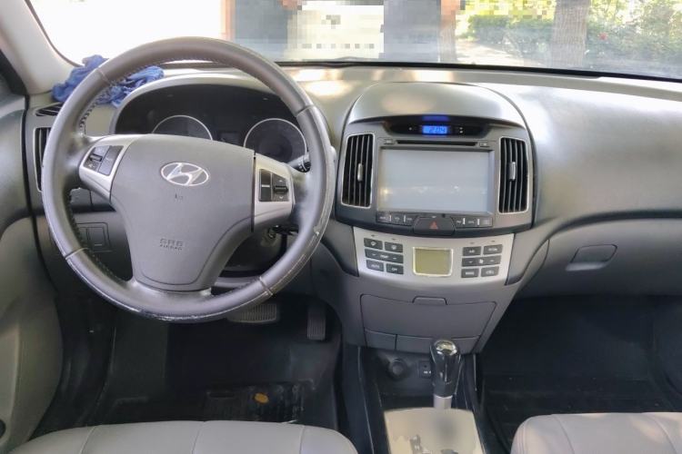 Used Hyundai Celesta 2011 1.6L Automatic Luxury Version Center Console