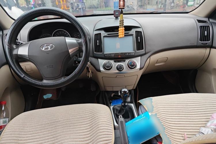Used Hyundai Celesta 2011 1.6L Manual Luxury Model Center Console
