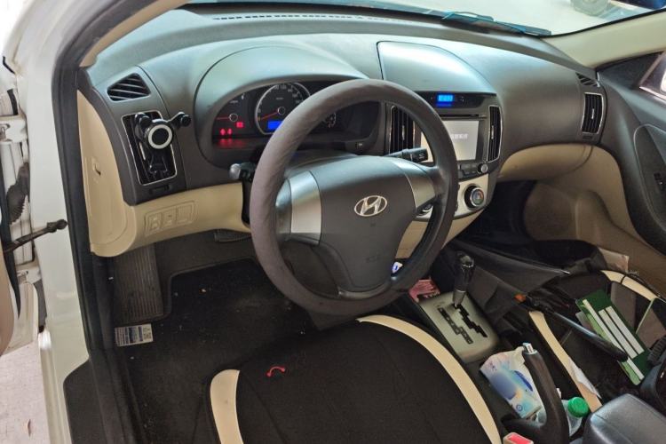 Used Hyundai Celesta 2011 1.6L Automatic Comfort Edition Center Console