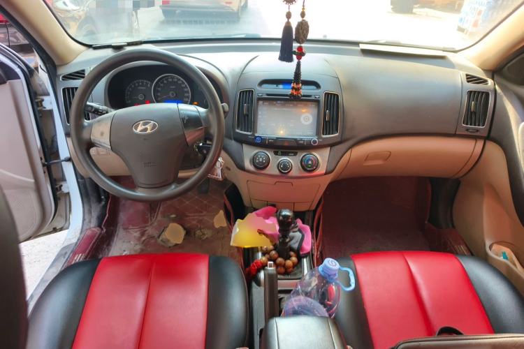 Used Hyundai Celesta 2011 1.6L Manual Luxury Model Center Console