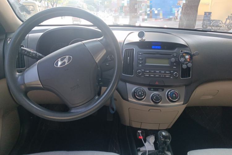 Used Hyundai Celesta 2011 1.6L Manual Luxury Model Center Console