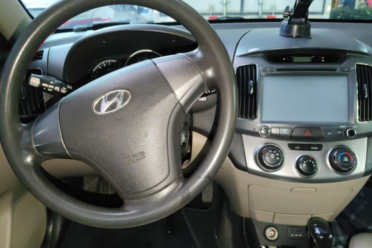 Used Hyundai Celesta 2011 1.6L Automatic Comfort Edition Center Console
