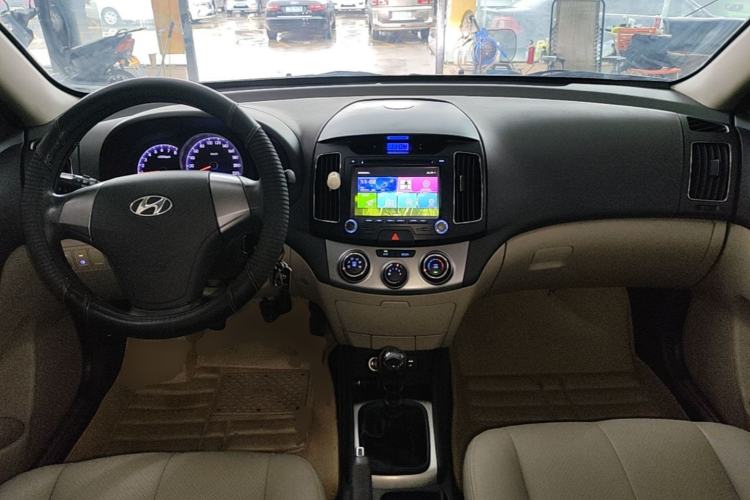 Used Hyundai Celesta 2011 1.6L Manual Luxury Model Center Console