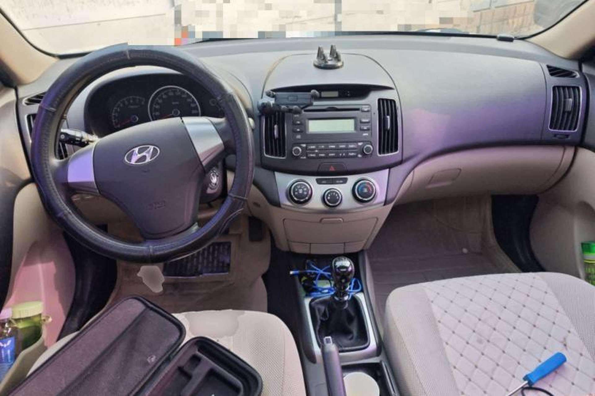 Used Hyundai Celesta 2011 1.6L Manual Luxury Model Center Console