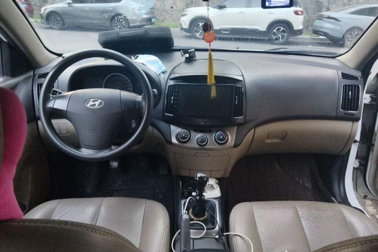 Used Hyundai Celesta 2011 1.6L Manual Luxury Model Center Console