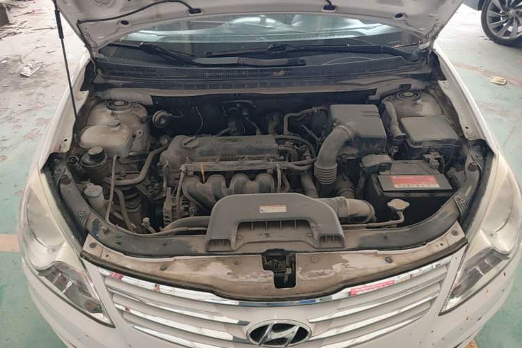 Used Hyundai Celesta 2011 1.6L Manual Comfort Edition Engine Bay