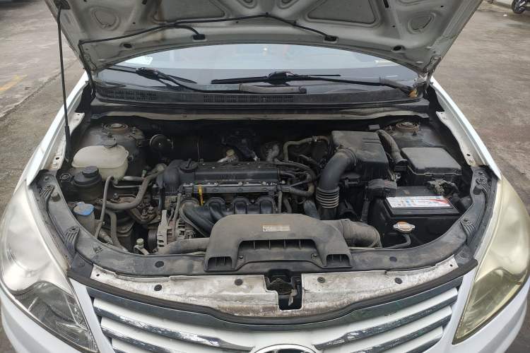 Used Hyundai Celesta 2011 1.6L Manual Luxury Model Engine Bay