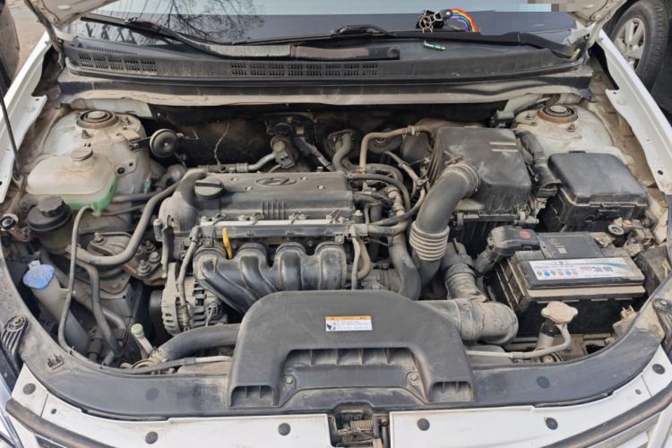 Used Hyundai Celesta 2011 1.6L Manual Luxury Model Engine Bay