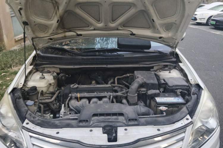 Used Hyundai Celesta 2011 1.6L Manual Luxury Model Engine Bay