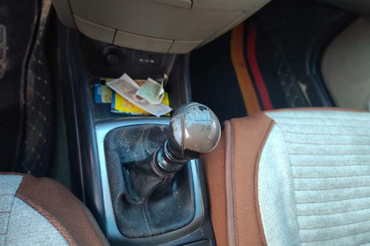 Used Hyundai Celesta 2011 1.6L Manual Comfort Edition Gear Lever