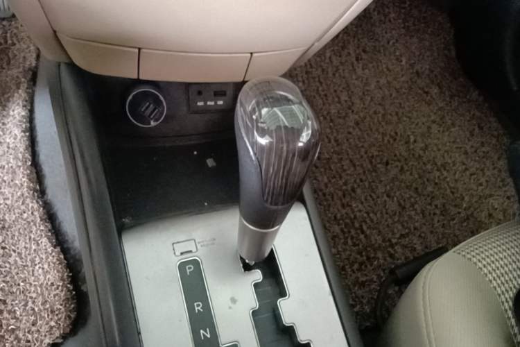 Used Hyundai Celesta 2011 1.6L Automatic Comfort Edition Gear Lever