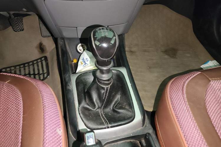 Used Hyundai Celesta 2011 1.6L Manual Comfort Edition Gear Lever