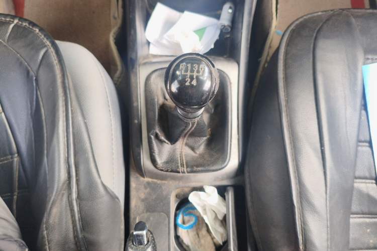Used Hyundai Celesta 2011 1.6L Manual Comfort Edition Gear Lever